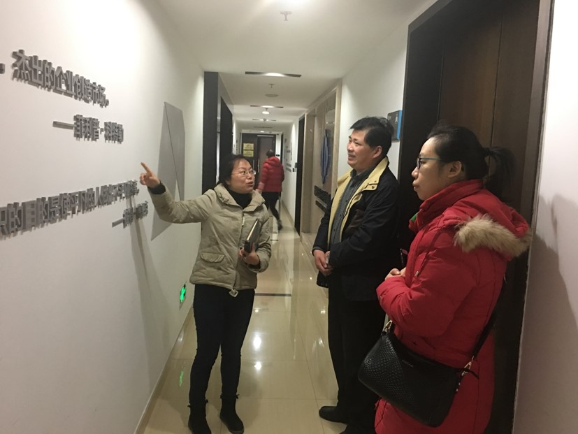 泰纽科教朱总引领区科协领导参观公司文化墙