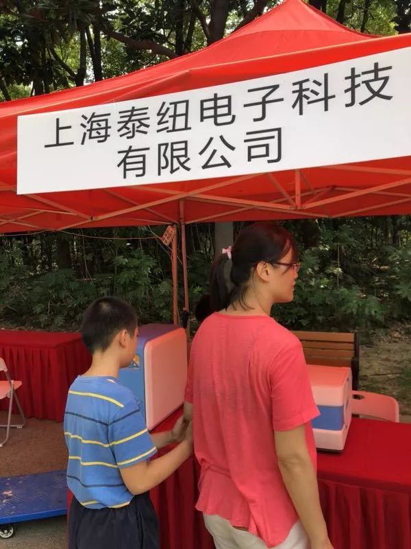 带着孩子来现场
