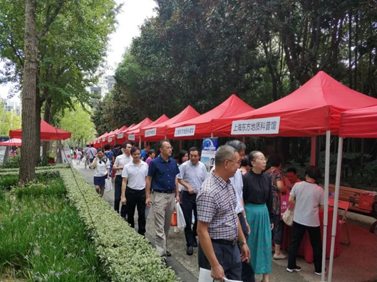 人头攒动的展台