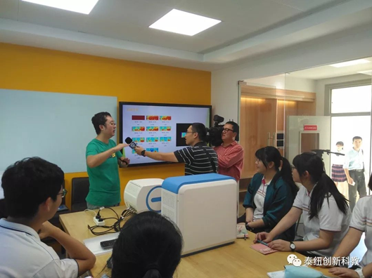 老师接受采访中