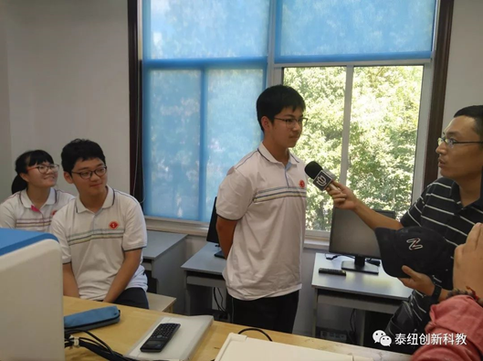 学生接受采访中